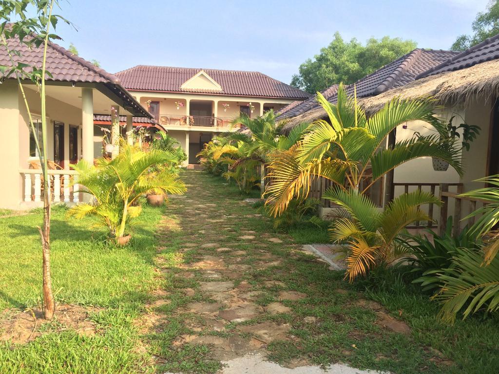 The Moonflower Bungalow Hotel Sihanoukville Exterior photo