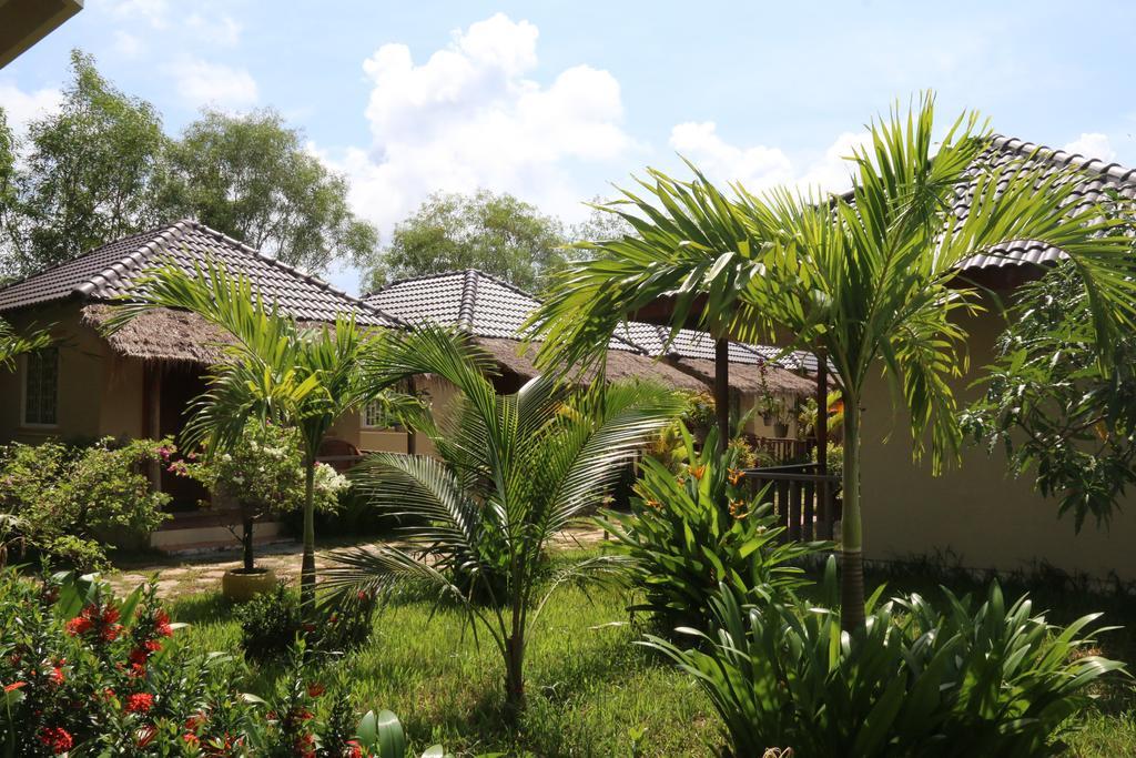 The Moonflower Bungalow Hotel Sihanoukville Exterior photo