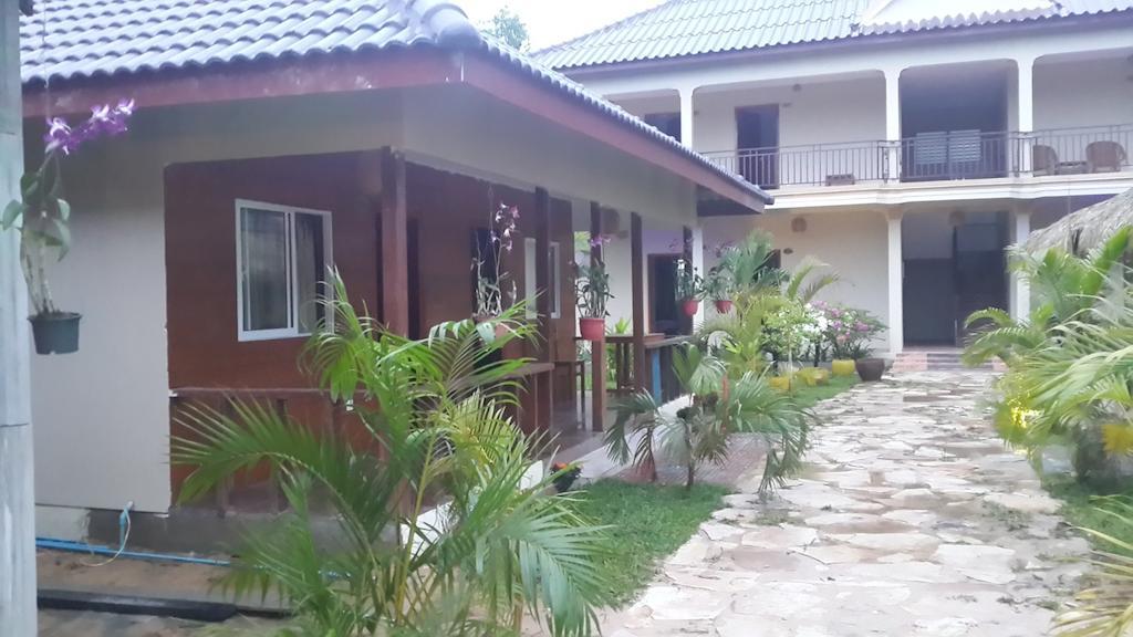 The Moonflower Bungalow Hotel Sihanoukville Exterior photo