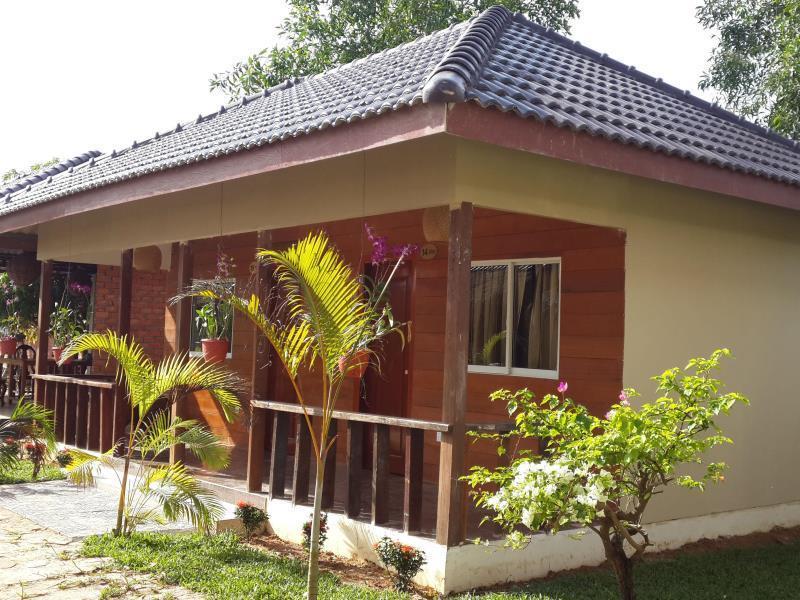 The Moonflower Bungalow Hotel Sihanoukville Exterior photo