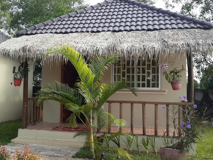 The Moonflower Bungalow Hotel Sihanoukville Exterior photo