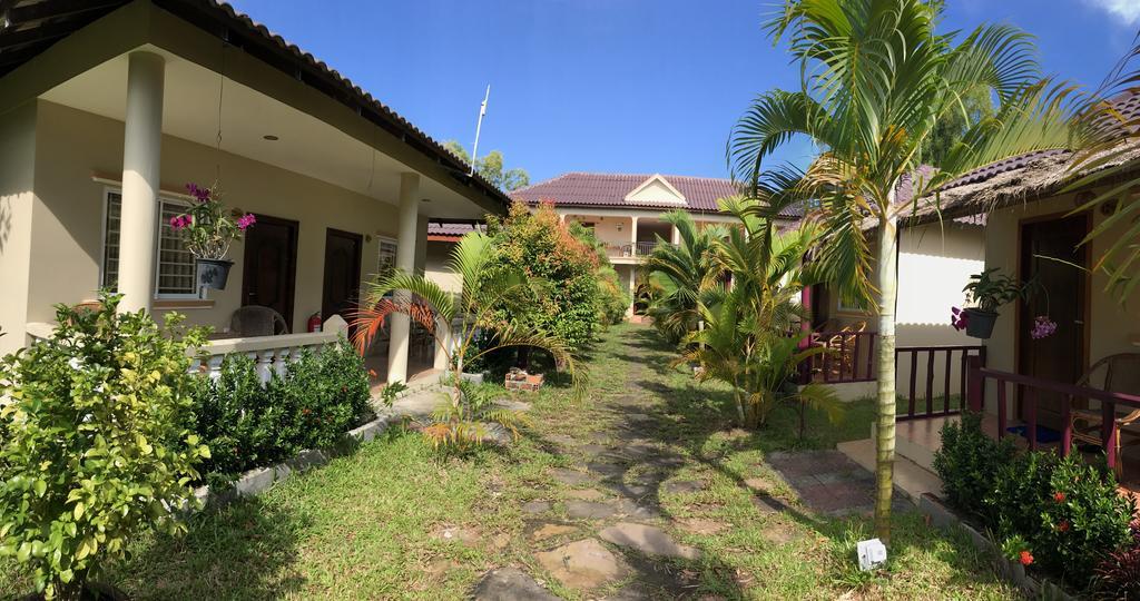 The Moonflower Bungalow Hotel Sihanoukville Exterior photo